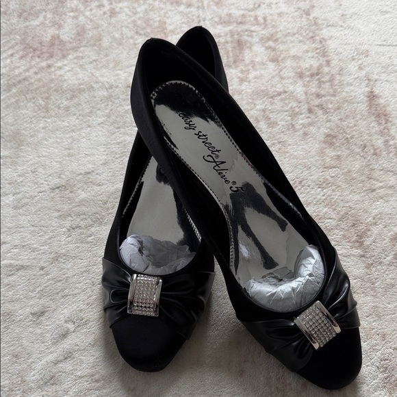 easy street Shoes - Easy Street Women’s Black Satin Flats with Rhinestone Detail Size 7